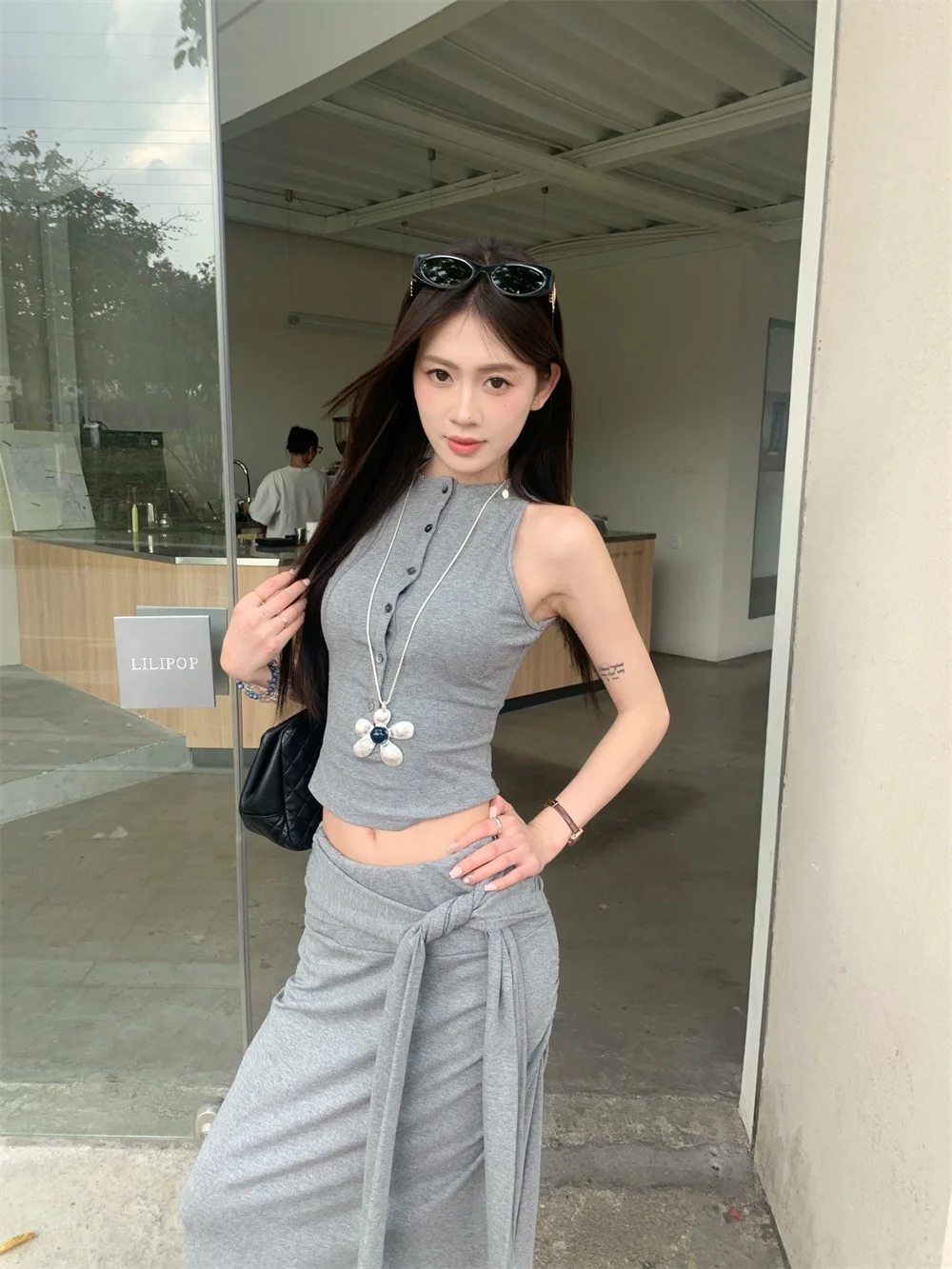 ?辣妹风！灰无袖背心配包臀裙