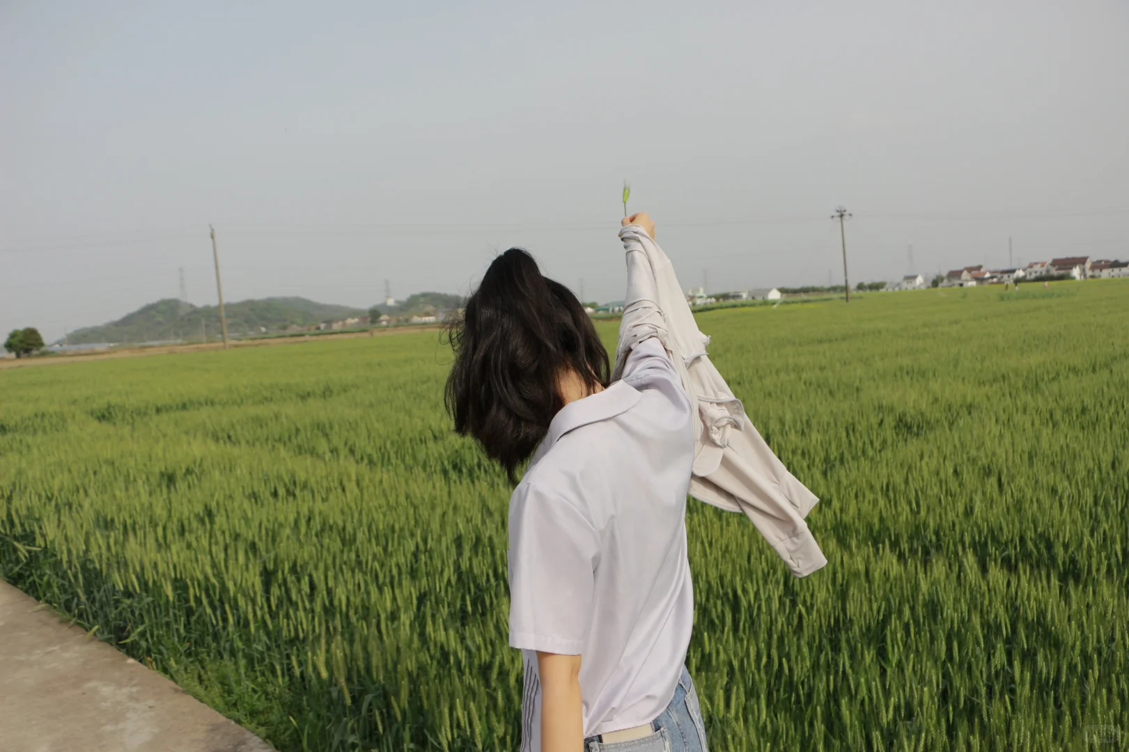 没想到荒芜工业区,竟然有家这么大的咖啡厅