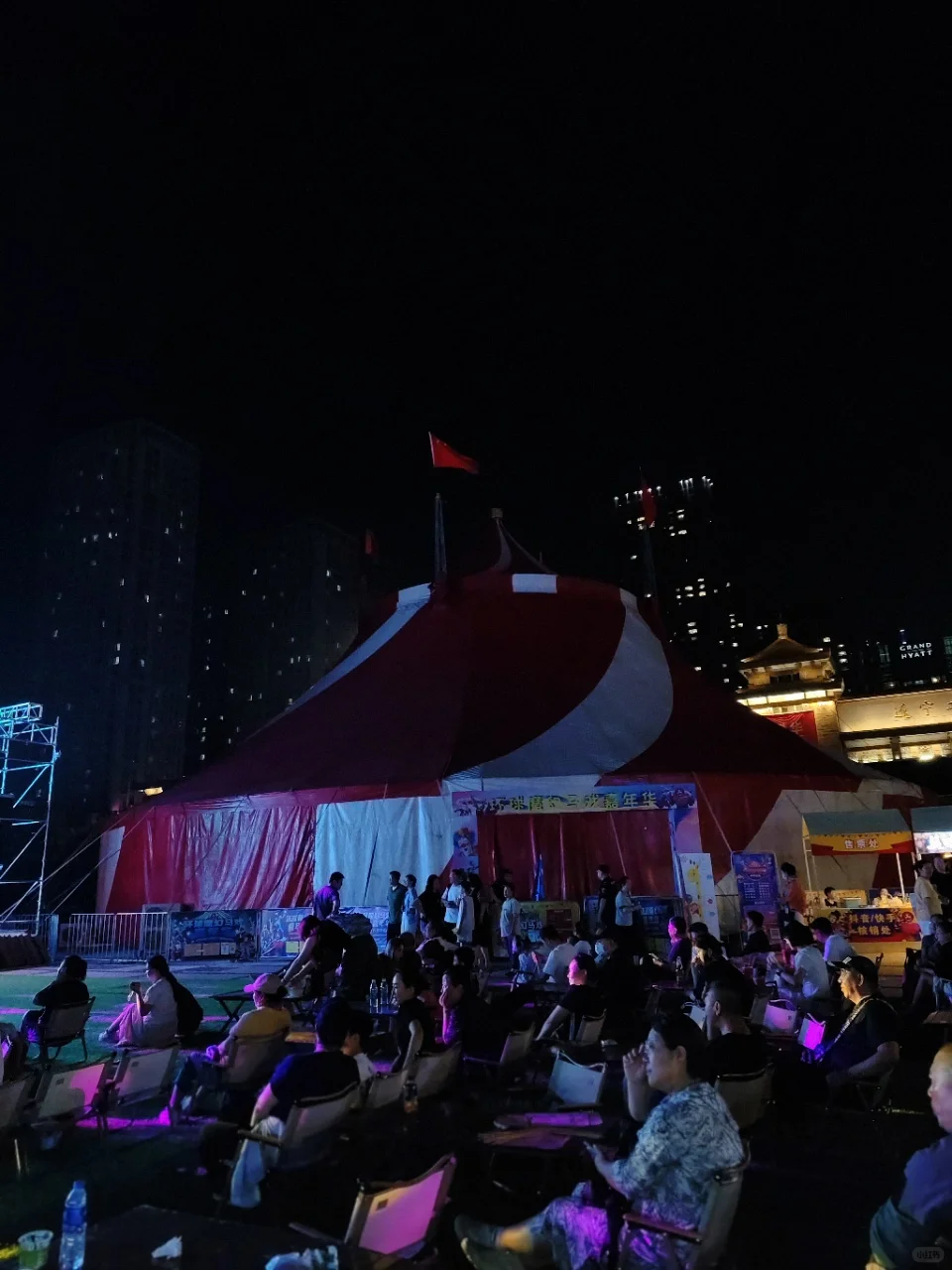 就在工业展览馆!夜市太好逛了!