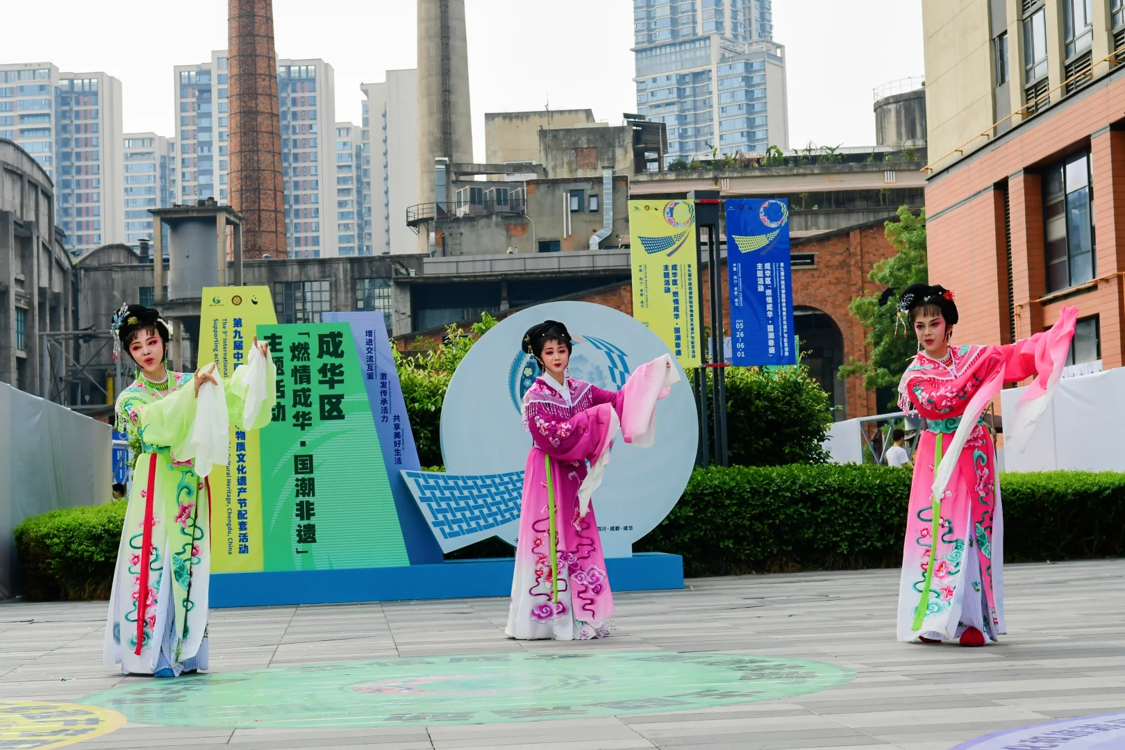 非遗节惊现赛博朋克！成华区的混搭哲学绝了