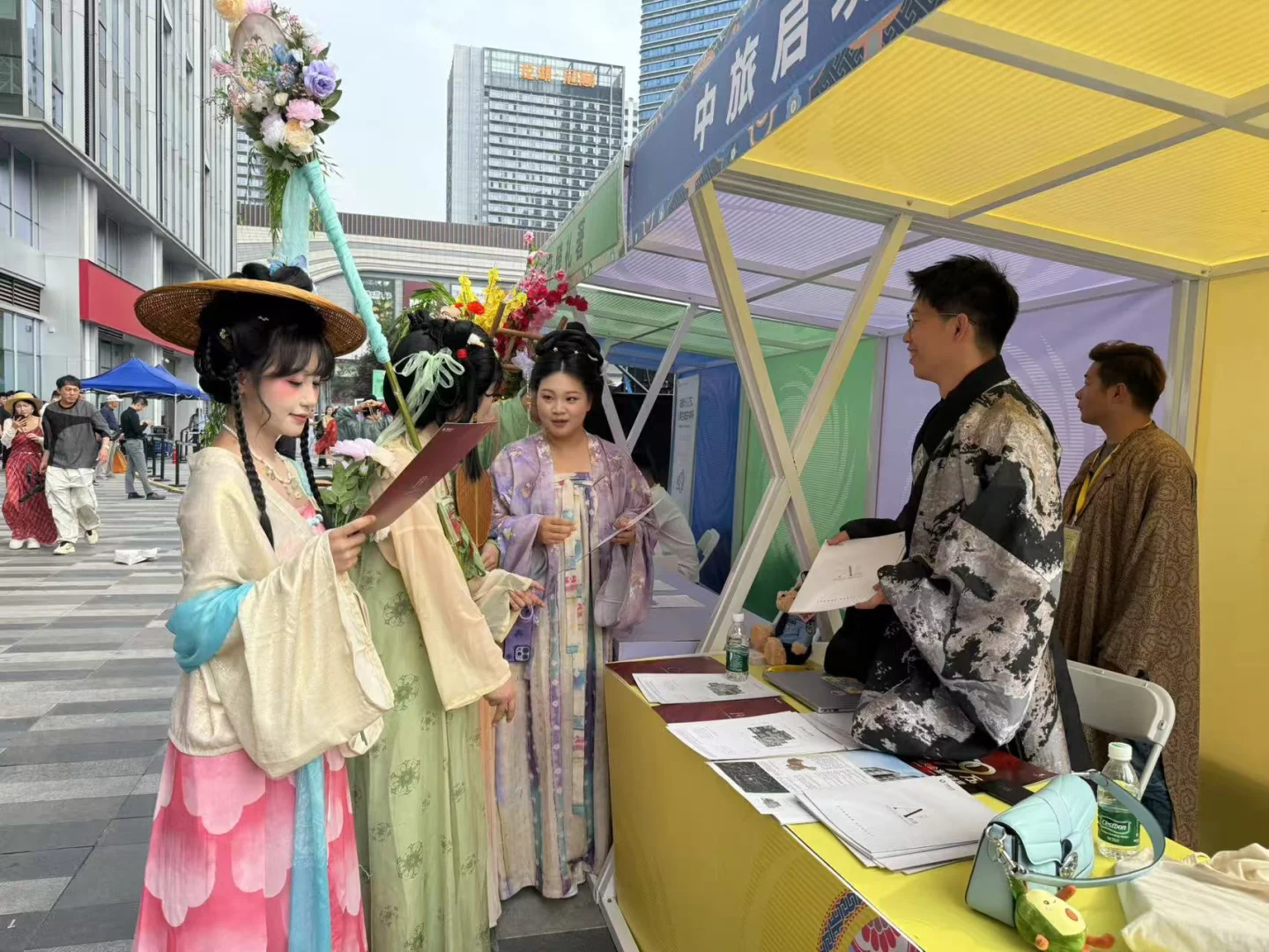 非遗节惊现赛博朋克！成华区的混搭哲学绝了