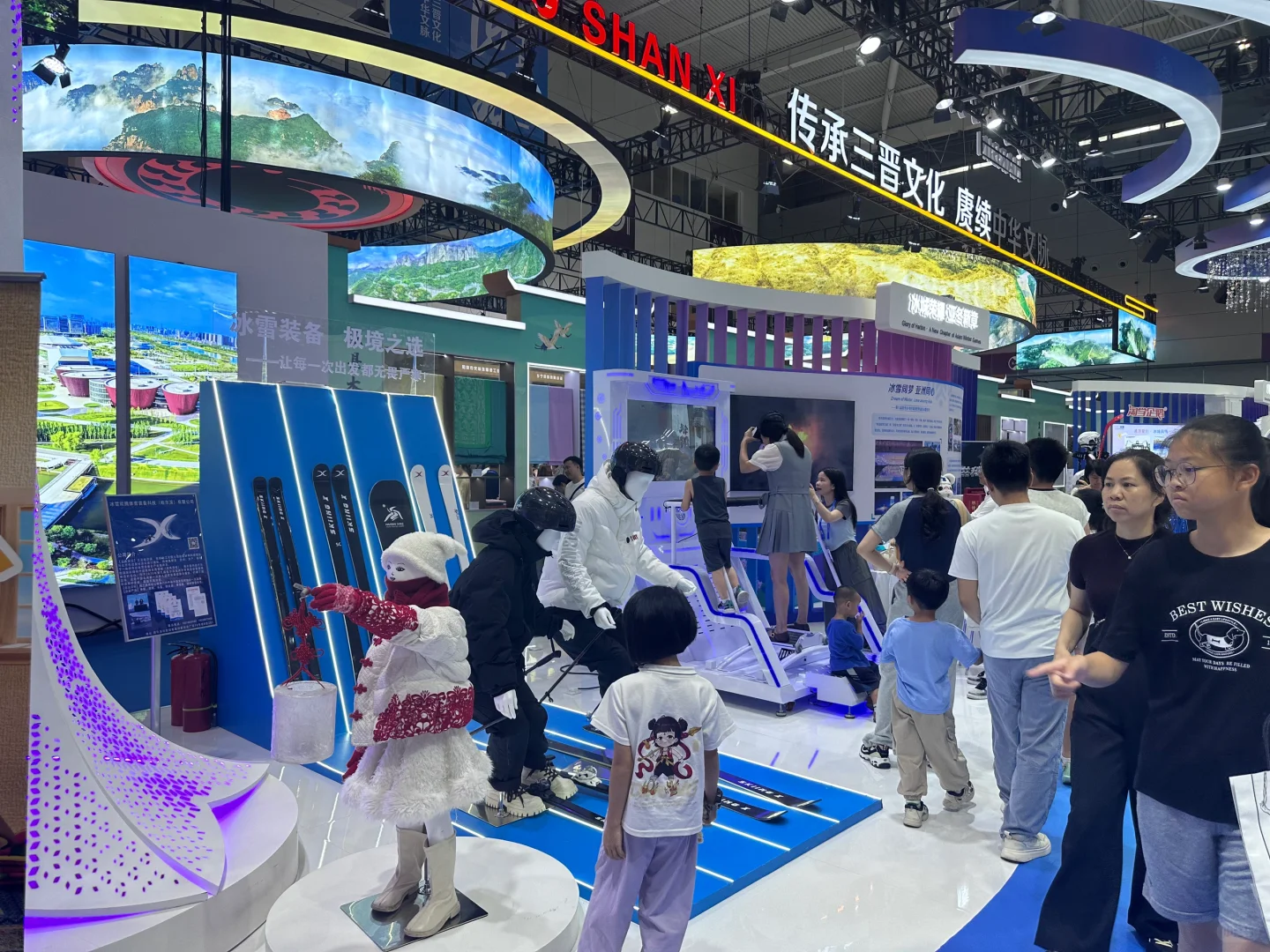 冰雪欢腾体育装备代表哈尔滨参加文博展