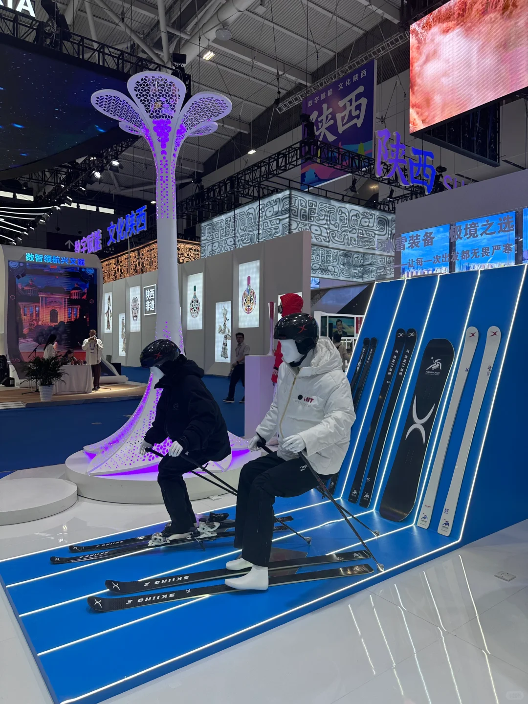 冰雪欢腾体育装备代表哈尔滨参加文博展