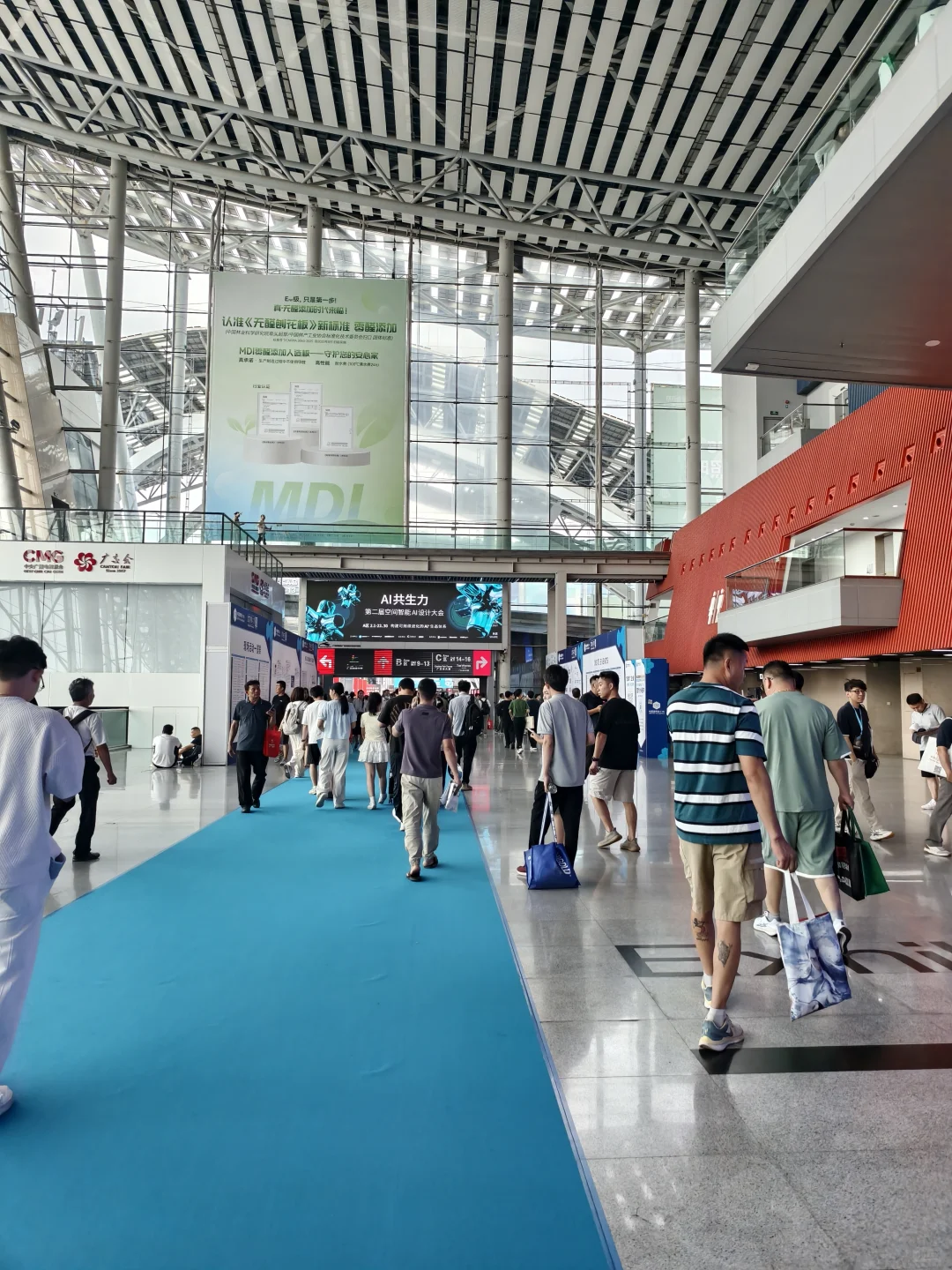 广州建博会现场这个人流量还可以吧？