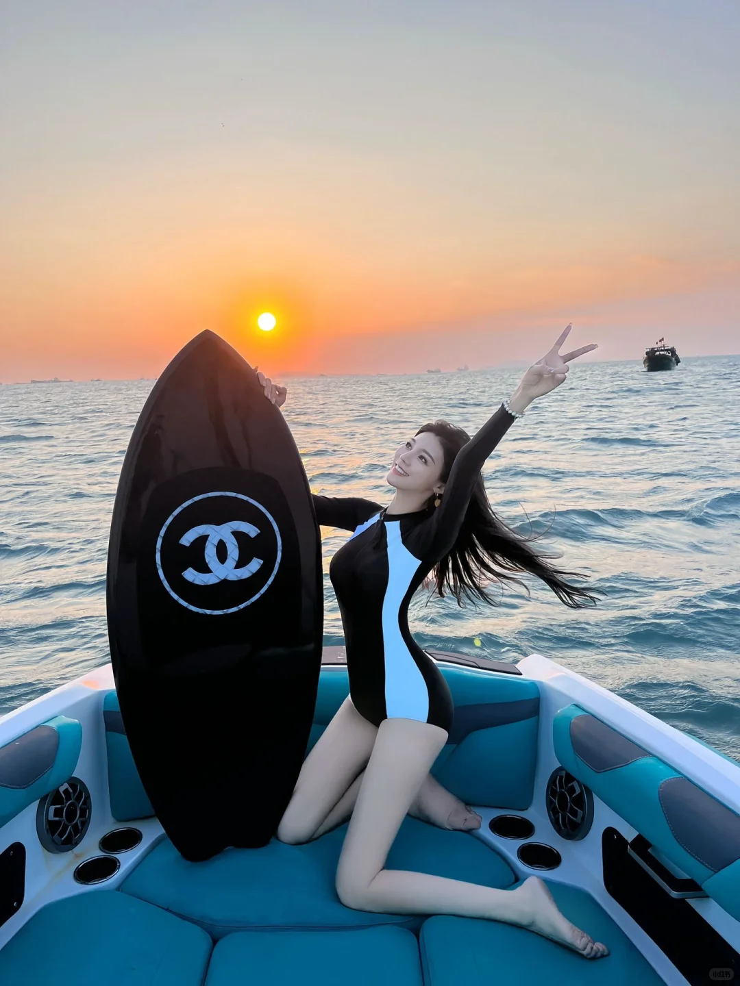 ?夏日必备!显瘦高级泳衣?