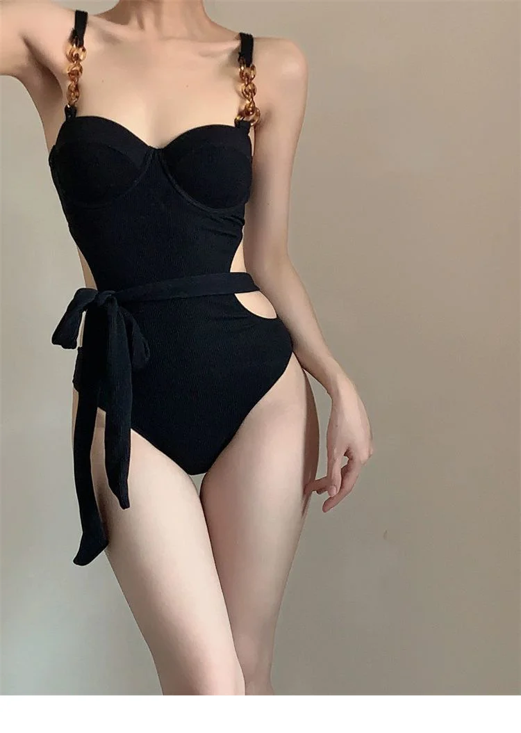 辣妹狂喜！这套泳衣把 “性感” 焊在身上