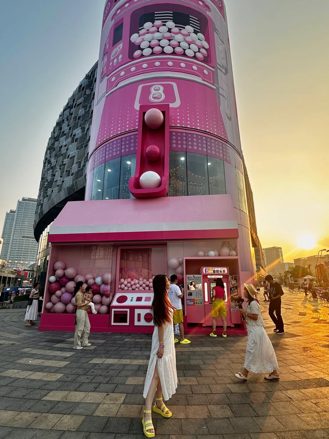 青岛!!全国首个!!30米巨型扭蛋机‼️