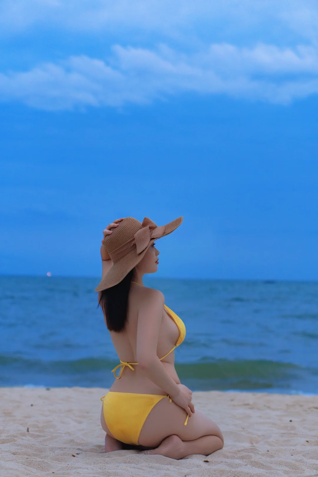 大海的美，无需滤镜?｜海边穿搭OOTD