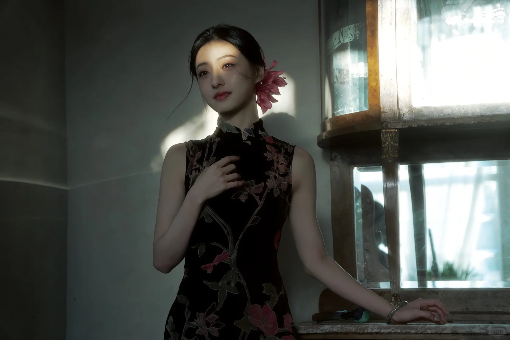 胡连馨真的从头美到脚，不愧是旗袍之躯?