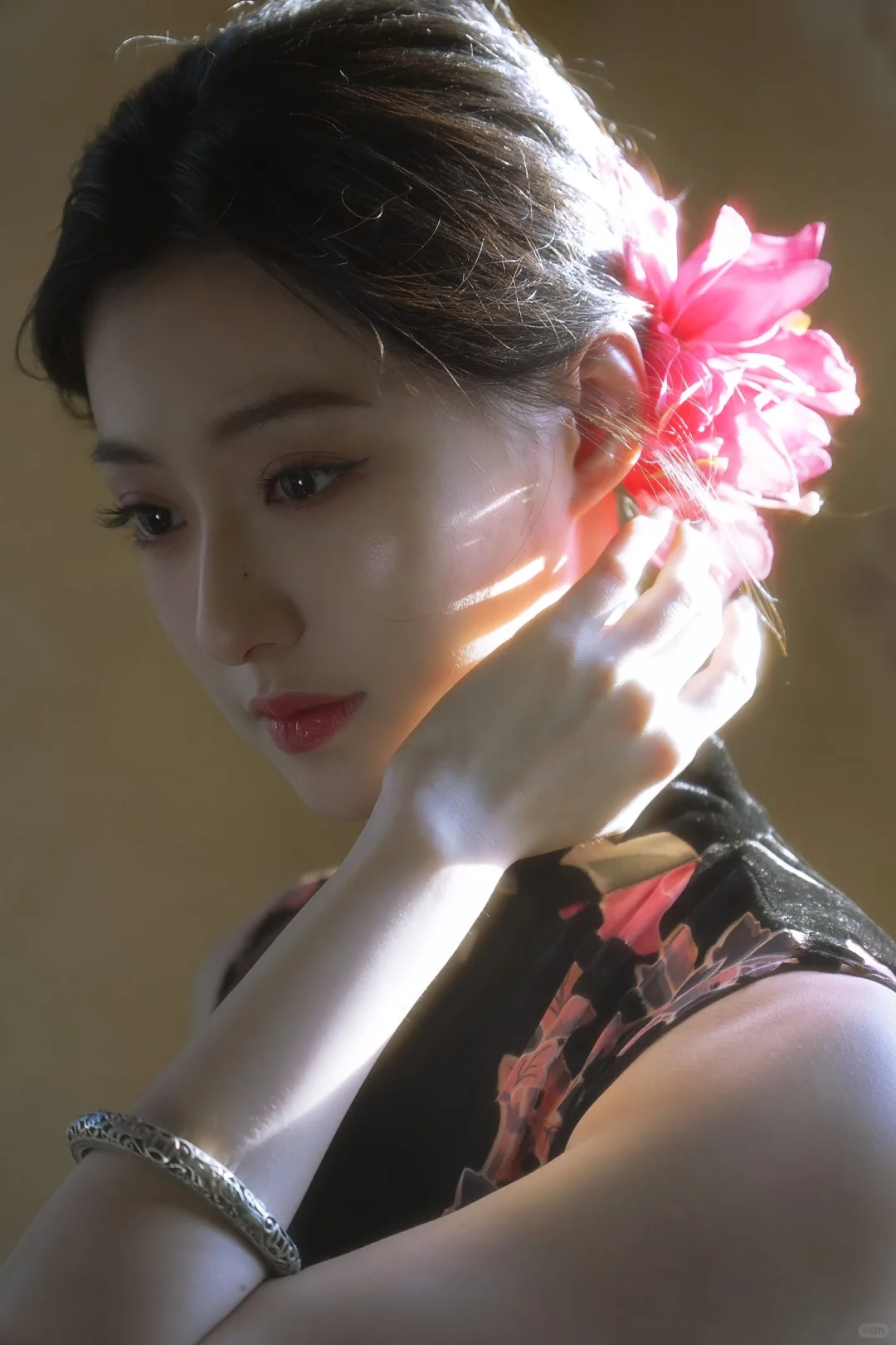 胡连馨真的从头美到脚，不愧是旗袍之躯?