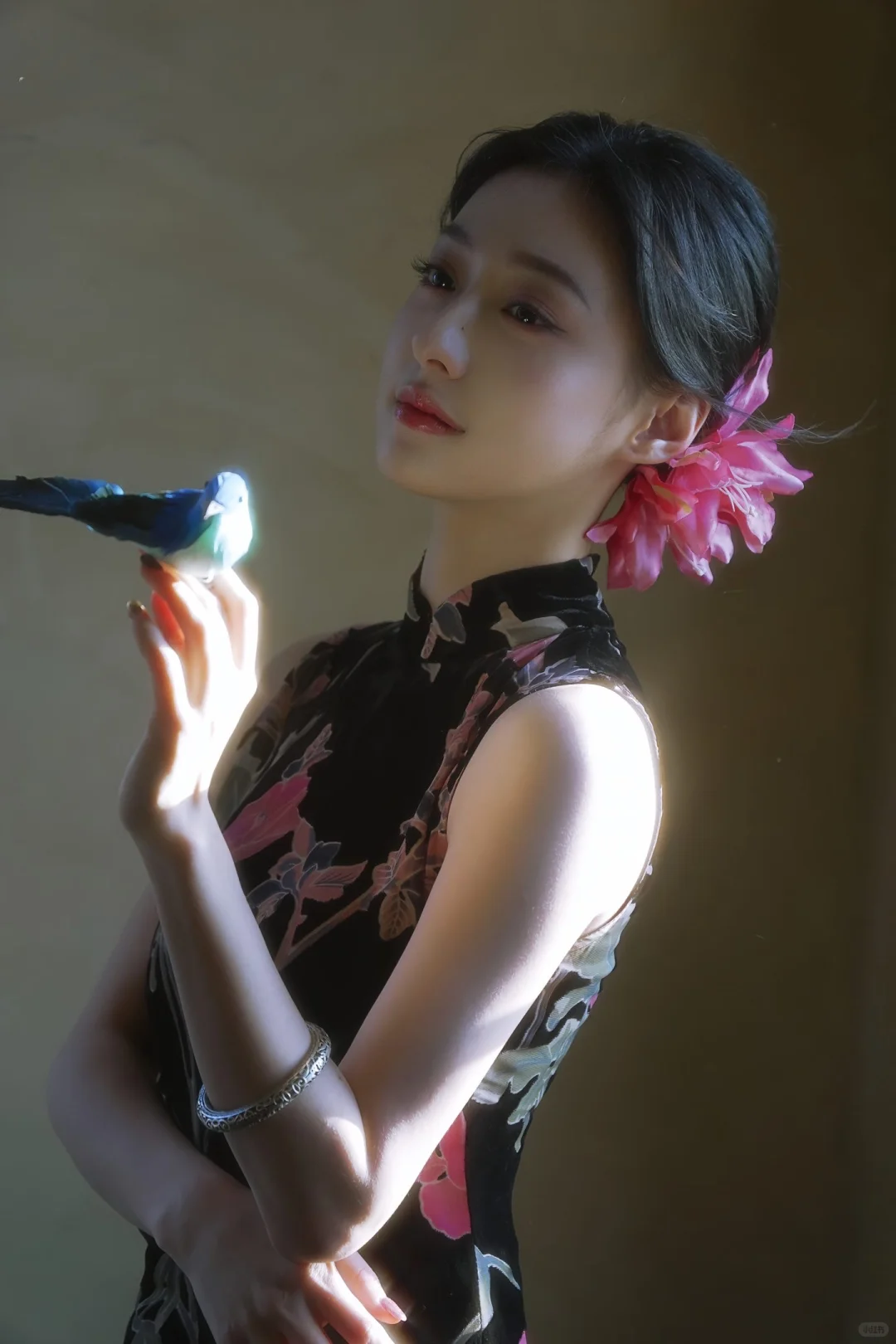胡连馨真的从头美到脚，不愧是旗袍之躯?