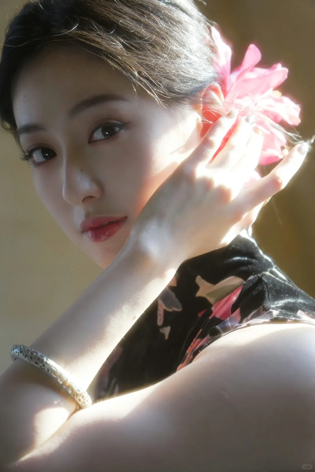 胡连馨真的从头美到脚，不愧是旗袍之躯?