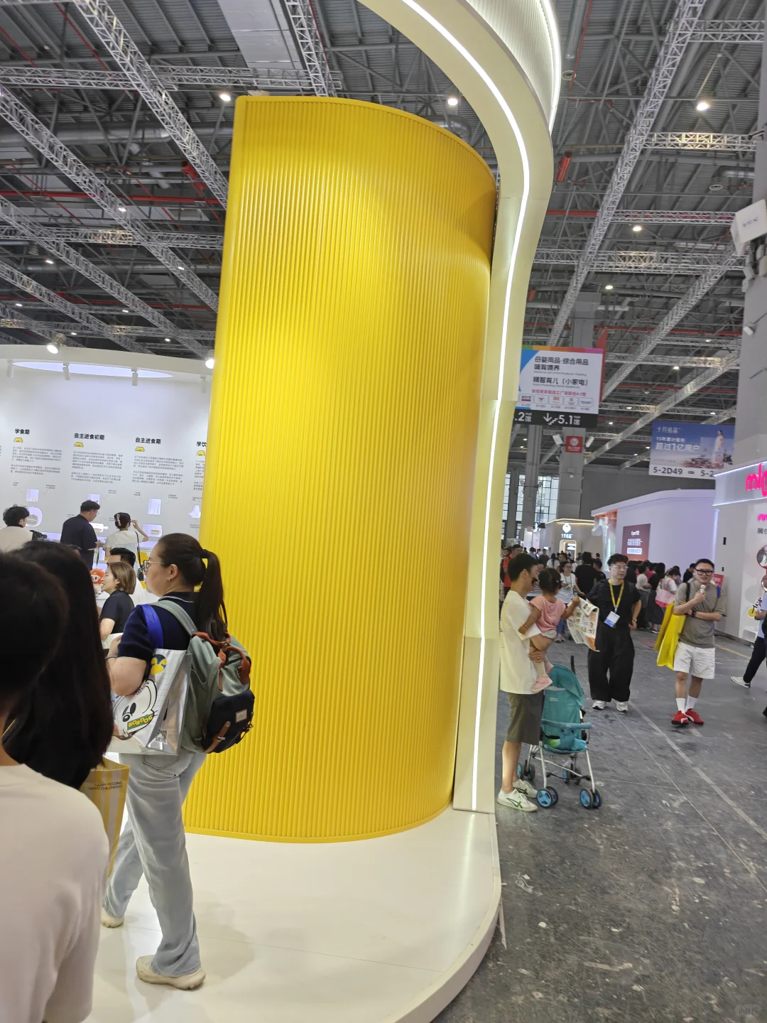 展会人潮涌动,科技与创意交织的盛宴?