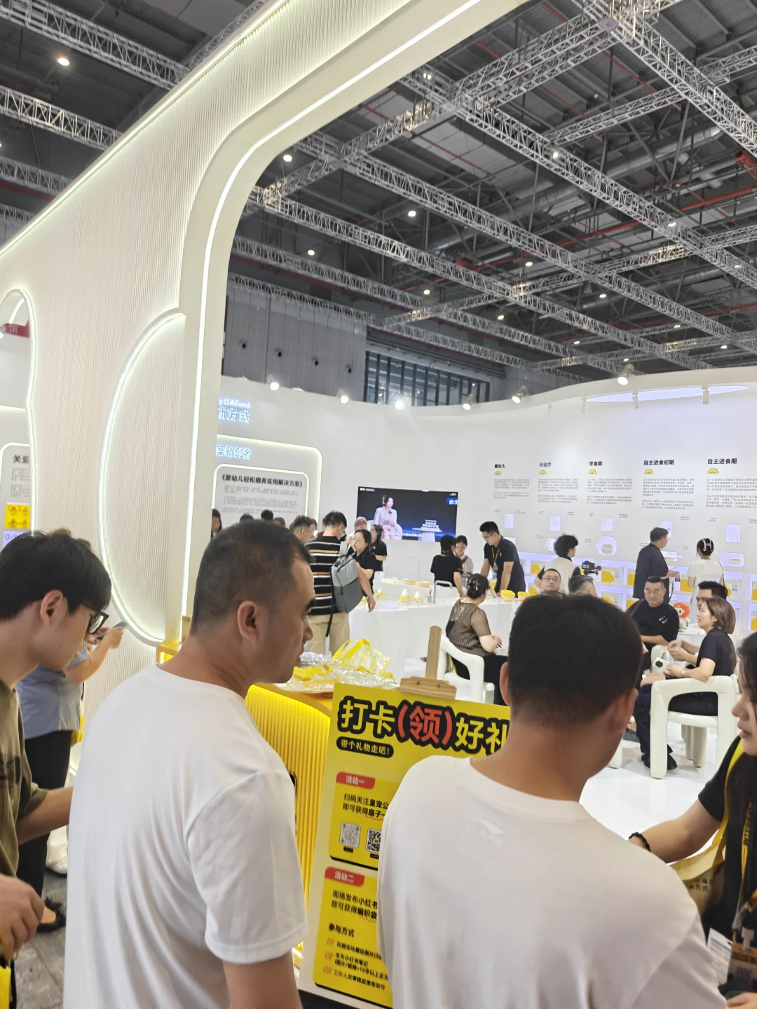 展会人潮涌动,科技与创意交织的盛宴?