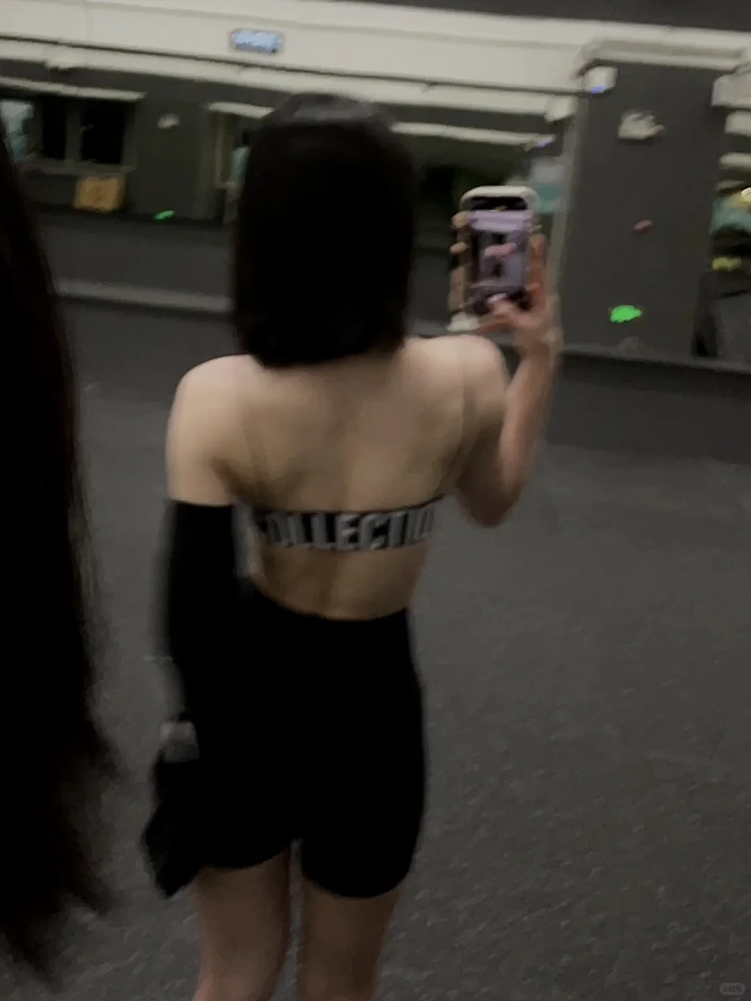 一边高喊穿衣自由