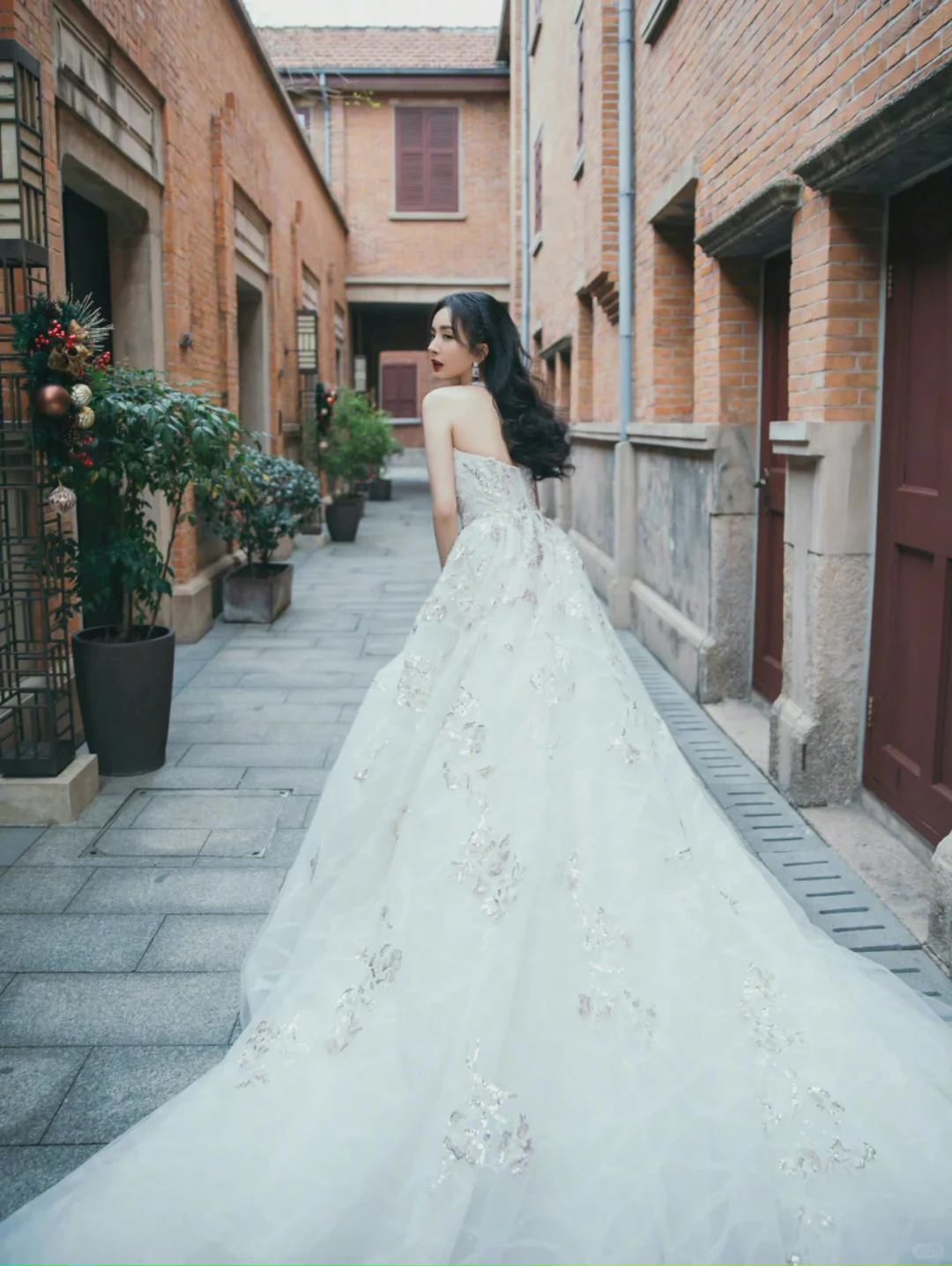 杨幂COSMO时尚盛典红毯白色婚纱裙造型