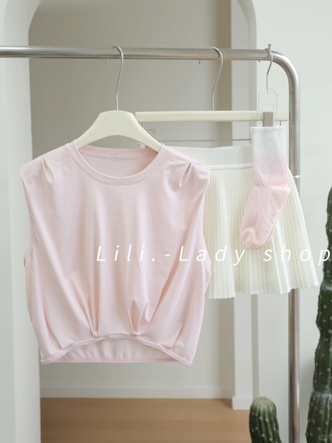 夏日粉白少女感瑜伽服穿搭?青春活力显嫩