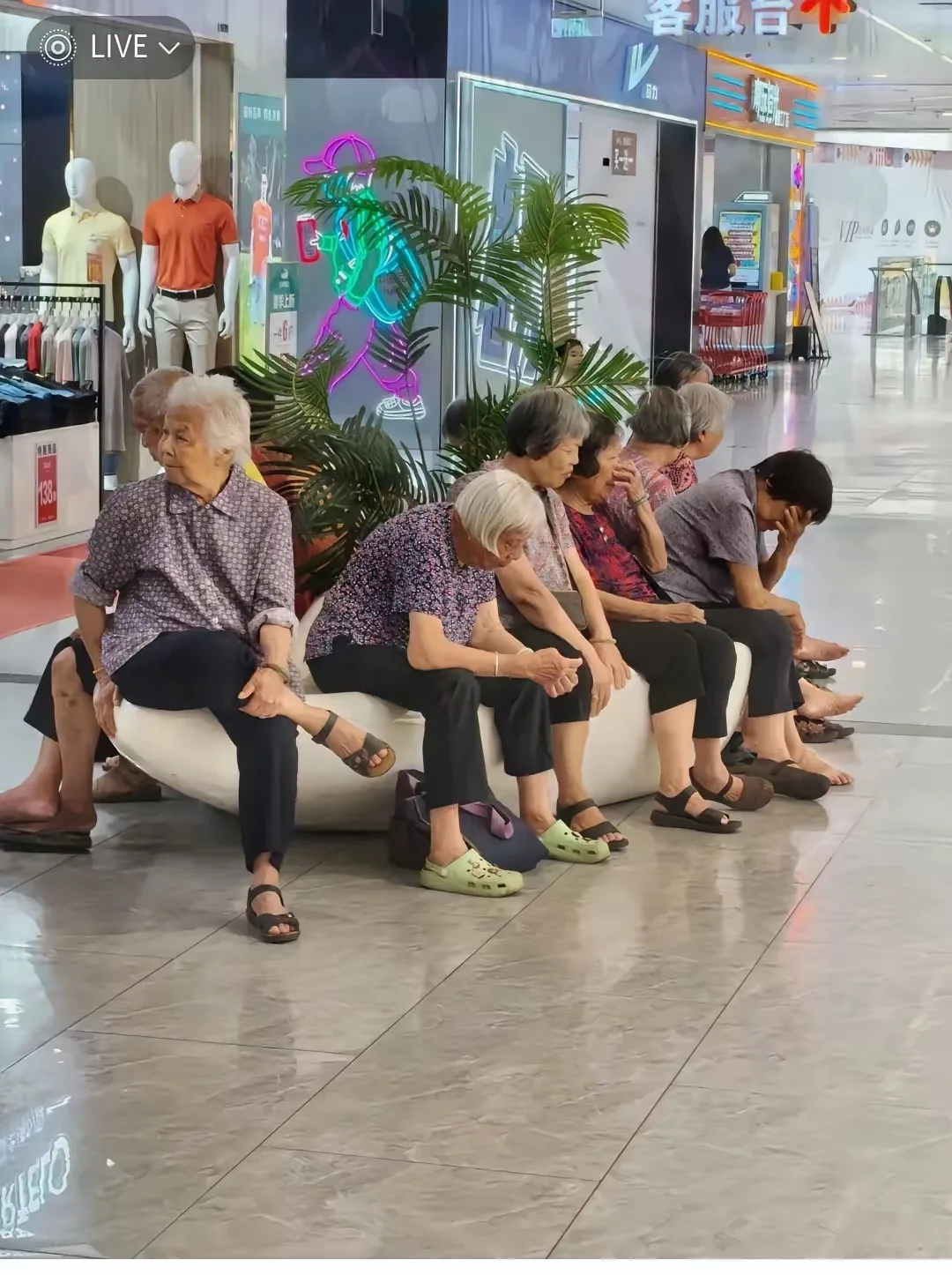 不要嘲笑在商场蹭空调的人！