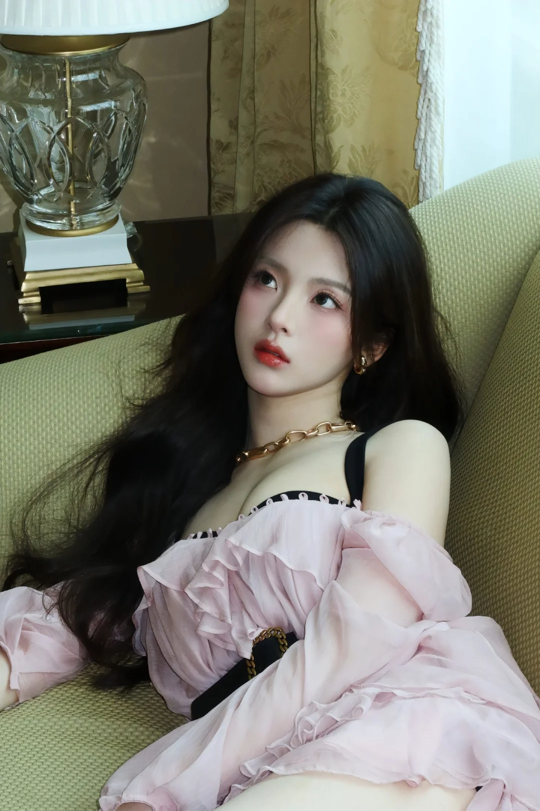杨超越真的从头美到脚，不愧是少女之躯?