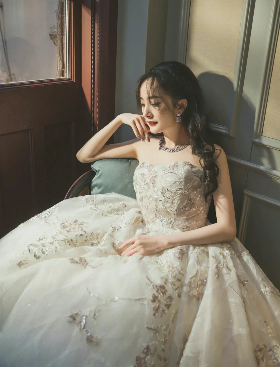 杨幂COSMO时尚盛典红毯白色婚纱裙造型