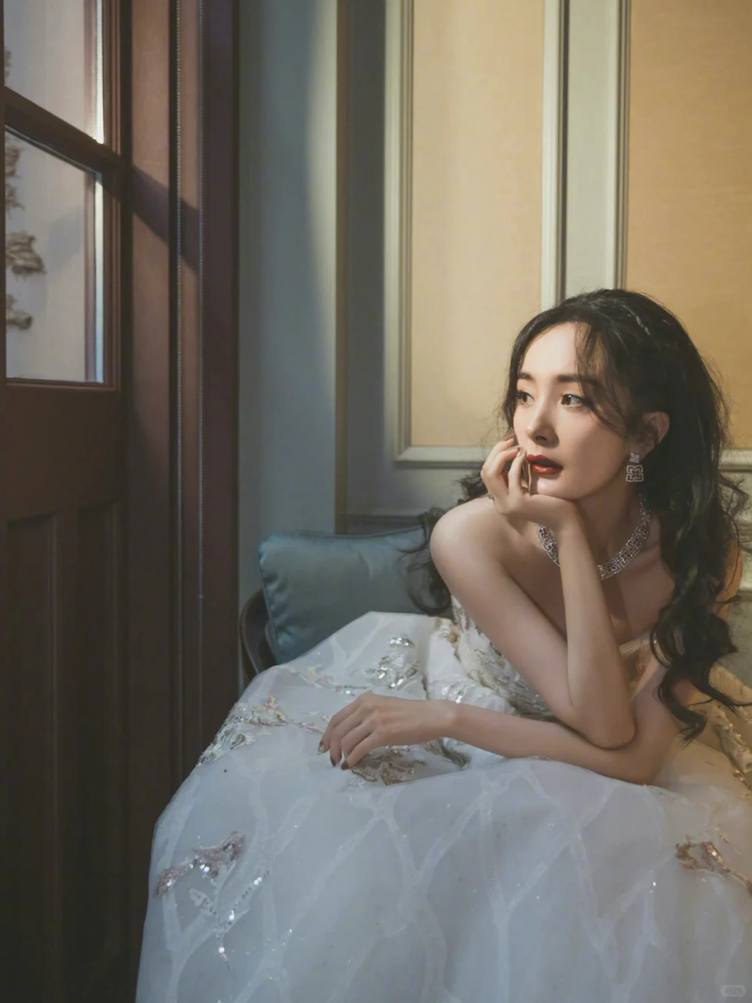 杨幂COSMO时尚盛典红毯白色婚纱裙造型