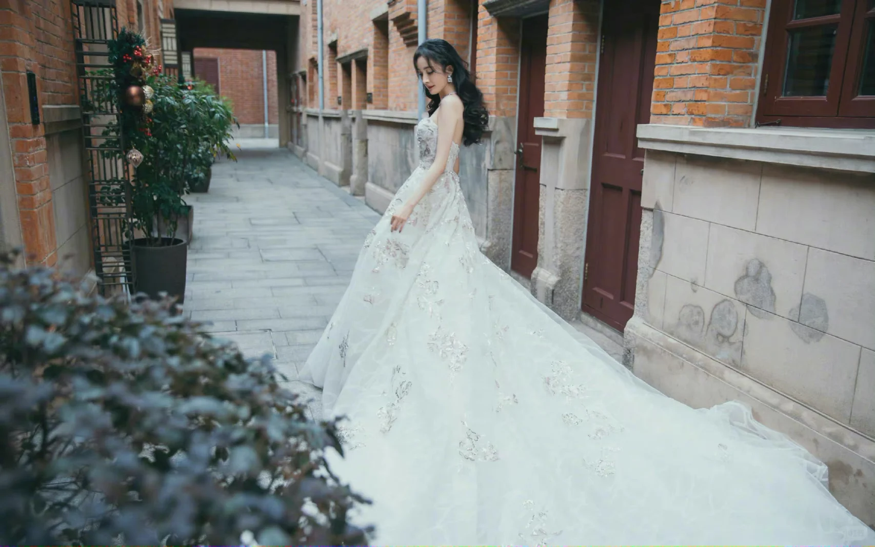 杨幂COSMO时尚盛典红毯白色婚纱裙造型
