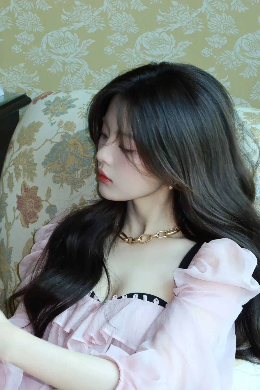 杨超越真的从头美到脚，不愧是少女之躯?