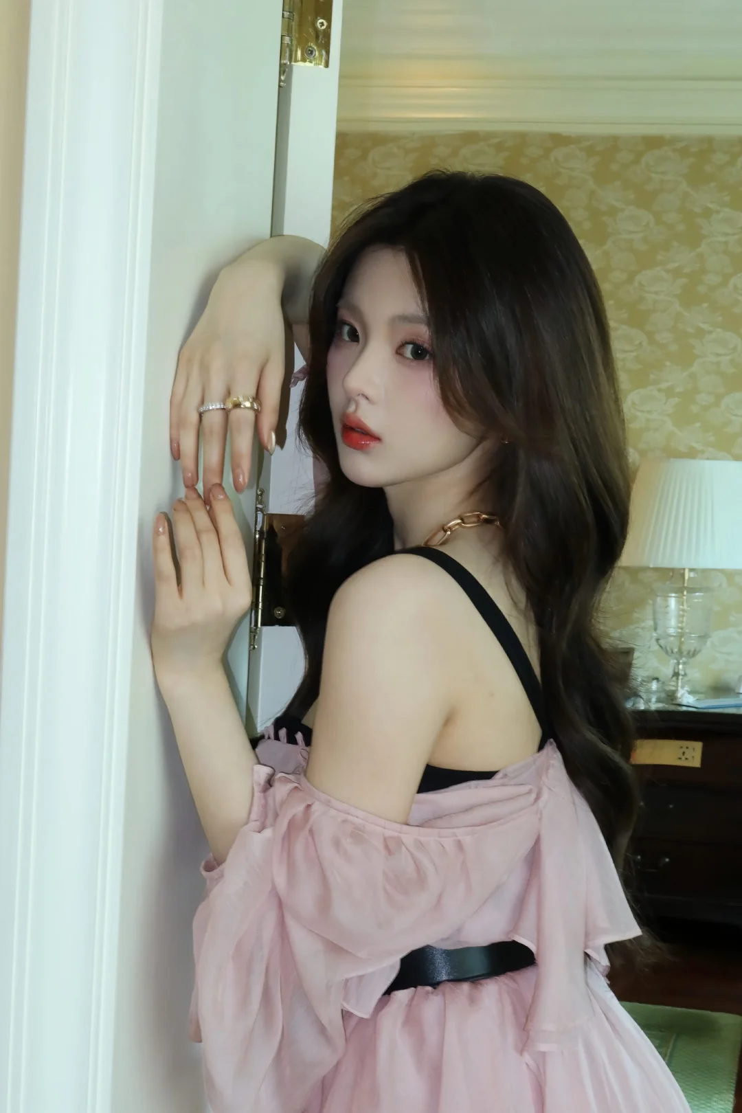 杨超越真的从头美到脚，不愧是少女之躯?