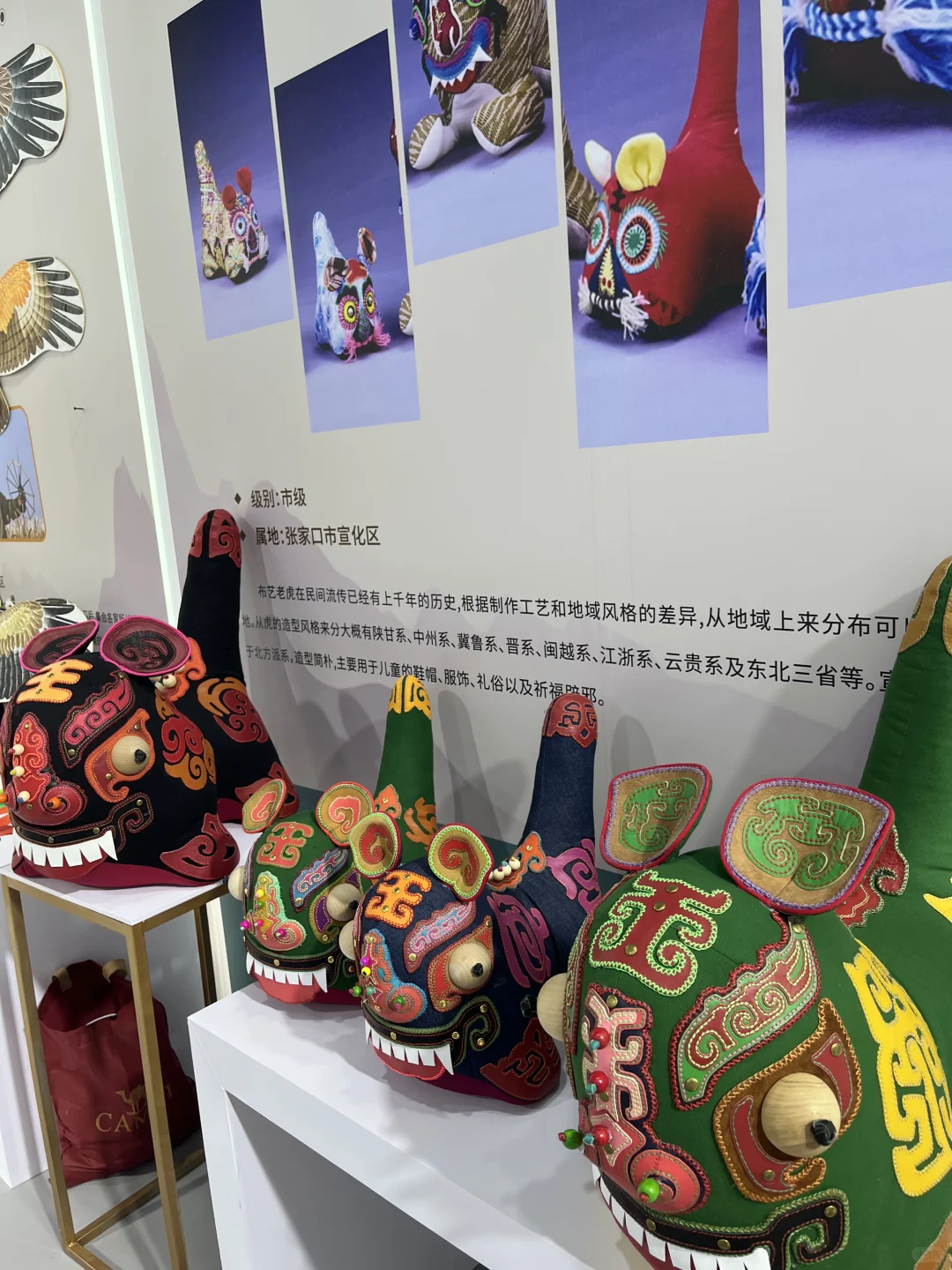 和仔仔外婆去逛新疆非遗展销会