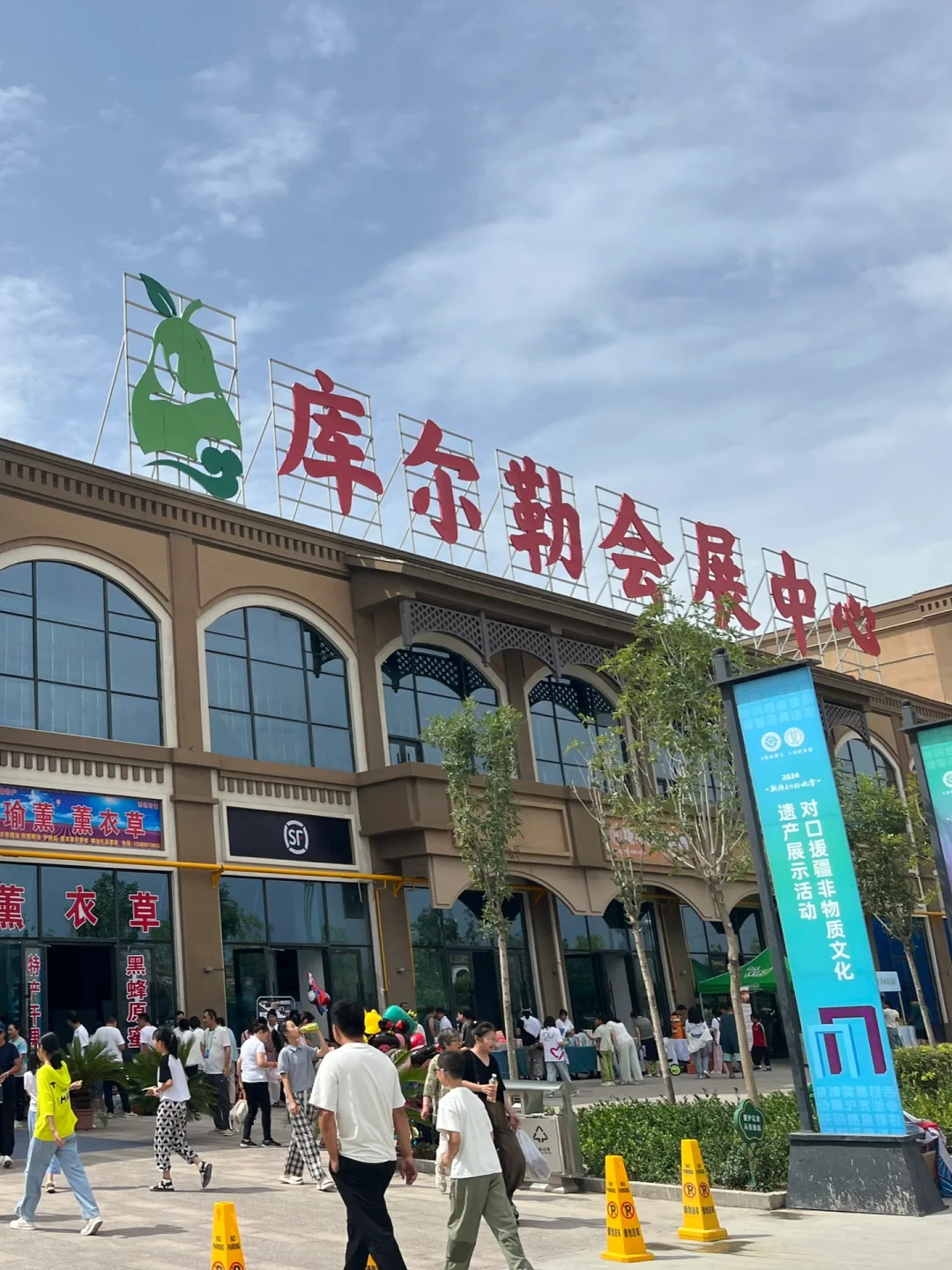 和仔仔外婆去逛新疆非遗展销会