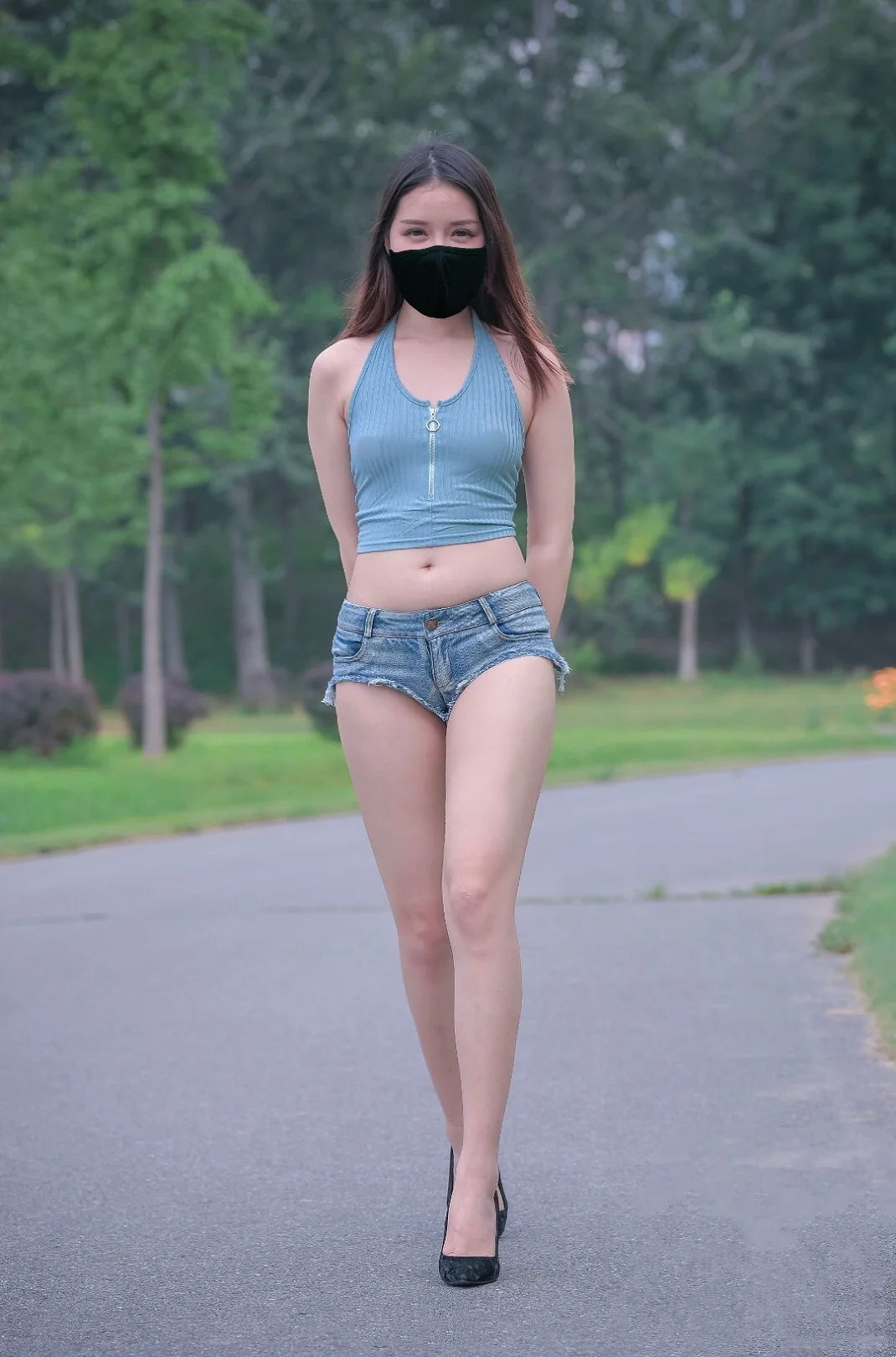 街拍穿搭丨夏日露脐装与牛仔短裤的完美碰撞