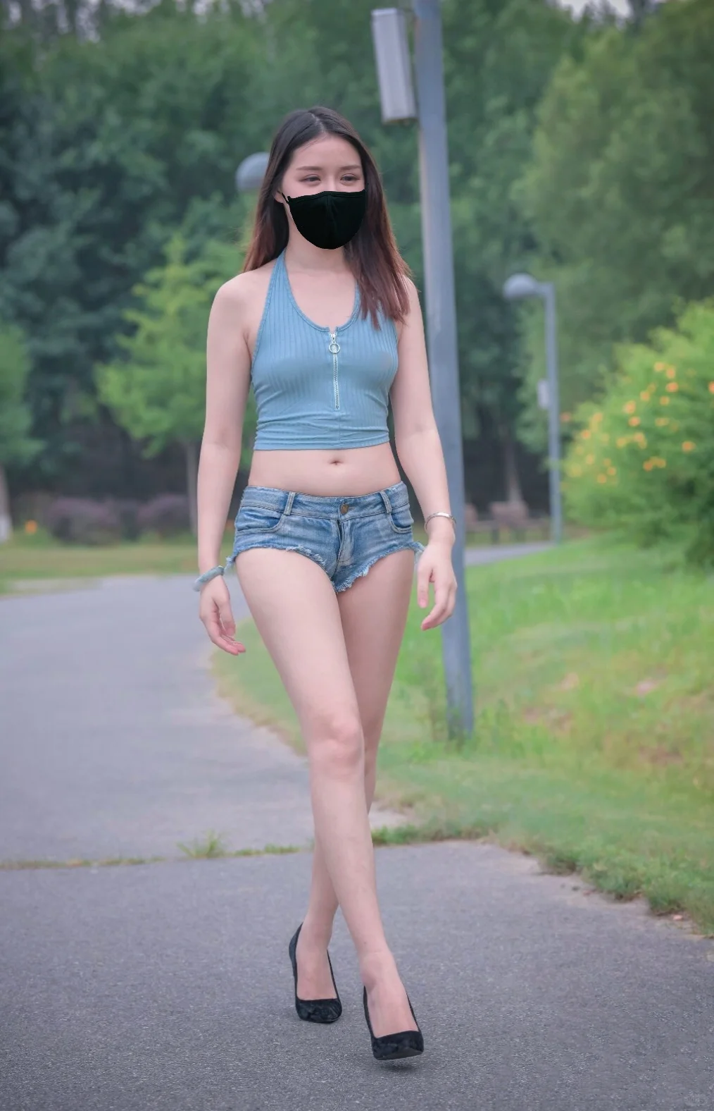 街拍穿搭丨夏日露脐装与牛仔短裤的完美碰撞