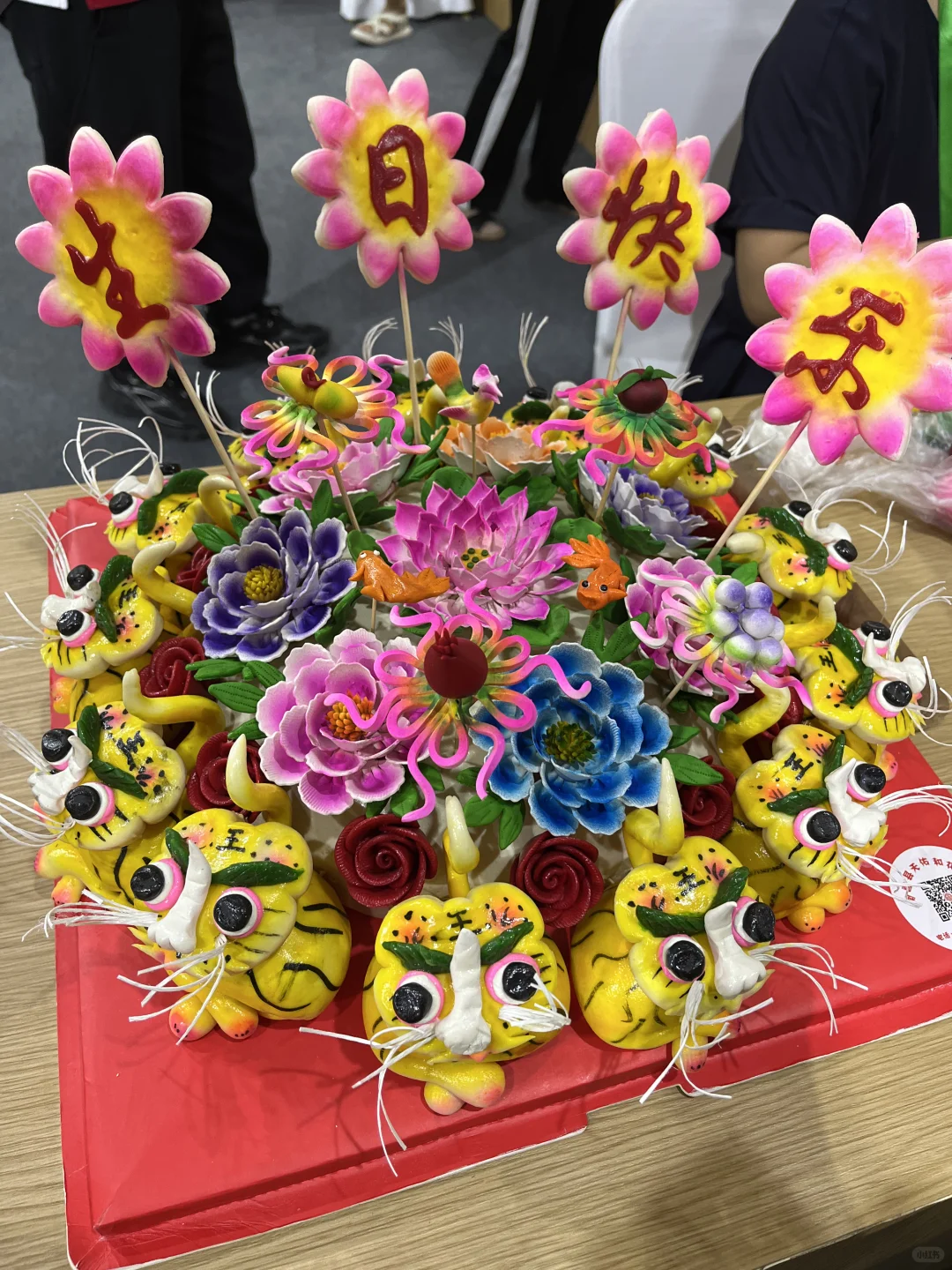 和仔仔外婆去逛新疆非遗展销会