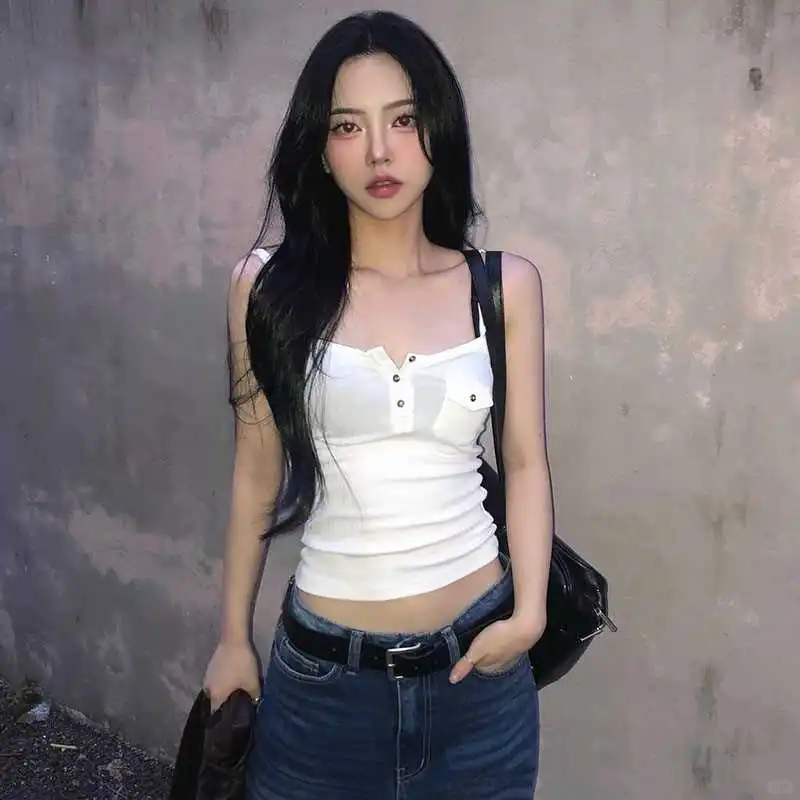 遗访琅?法式纯色排扣吊带辣妹上衣