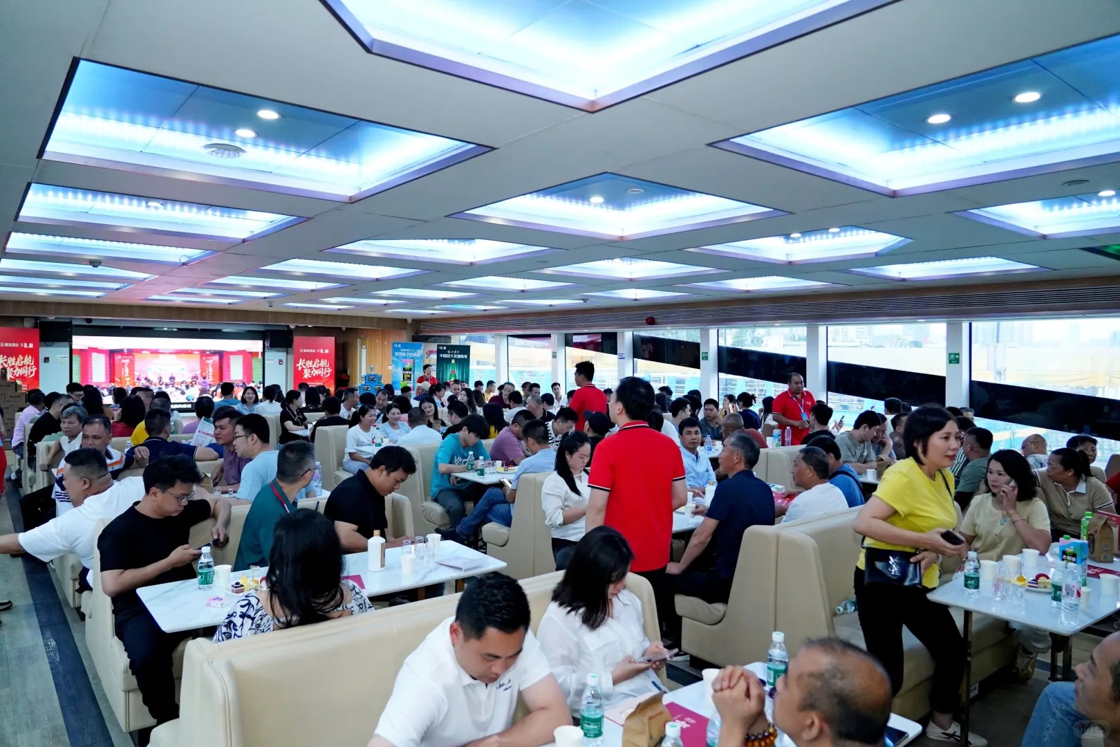 人潮如潮！百年长胜招商会燃情绽放！