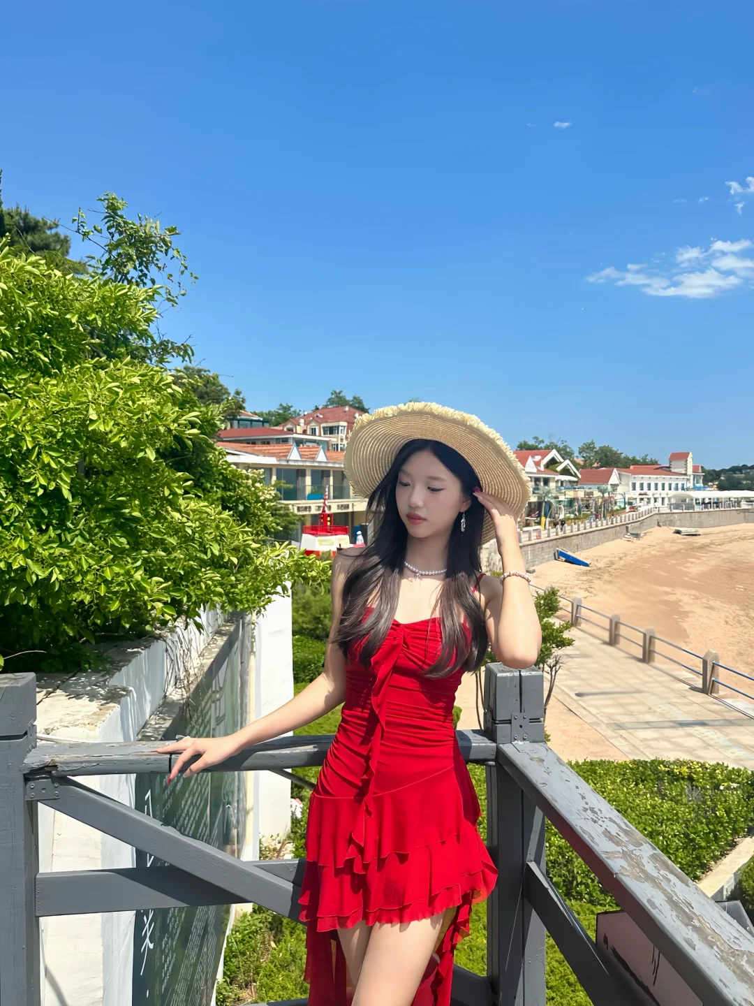 红裙子跟海边也太配了！