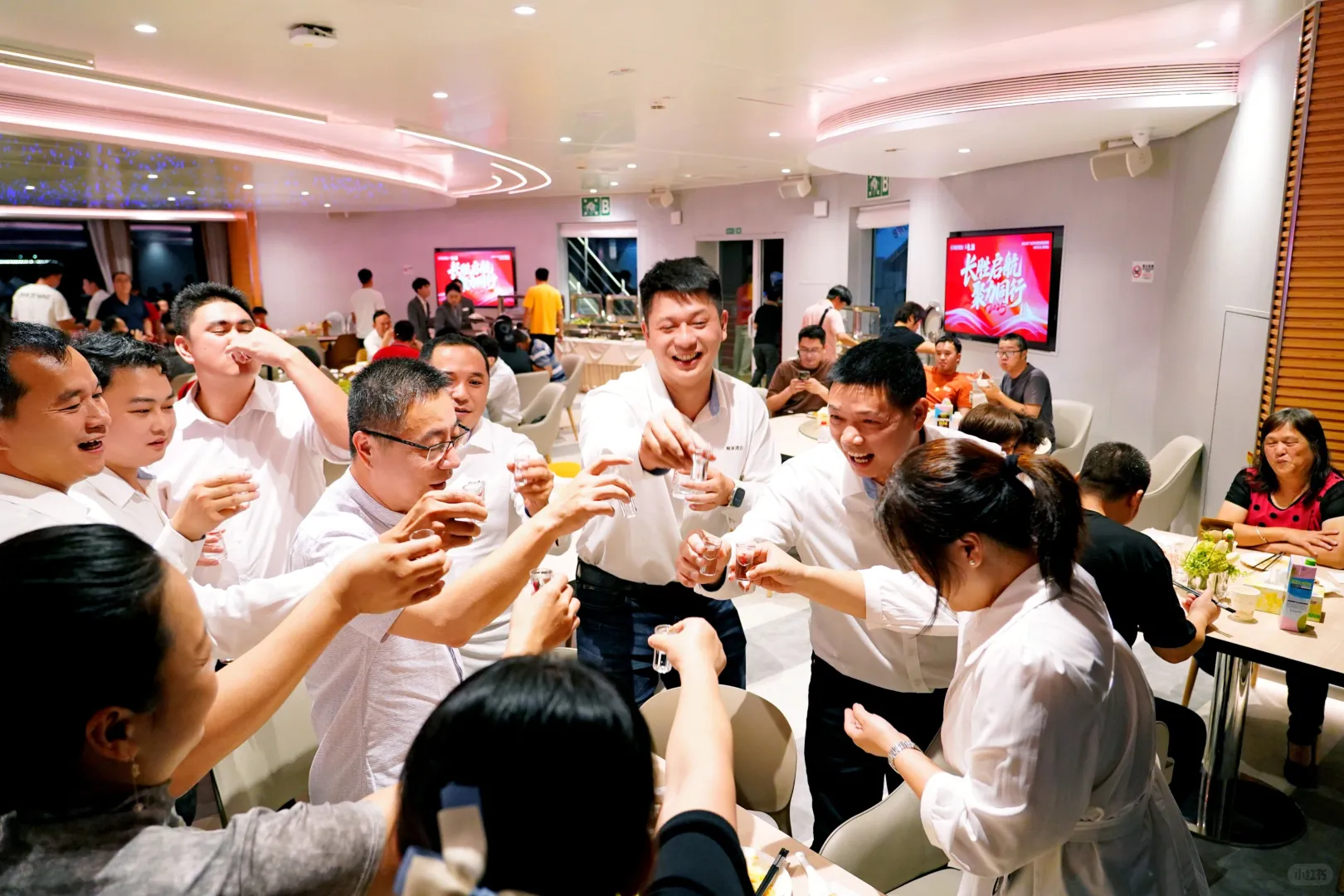 人潮如潮！百年长胜招商会燃情绽放！