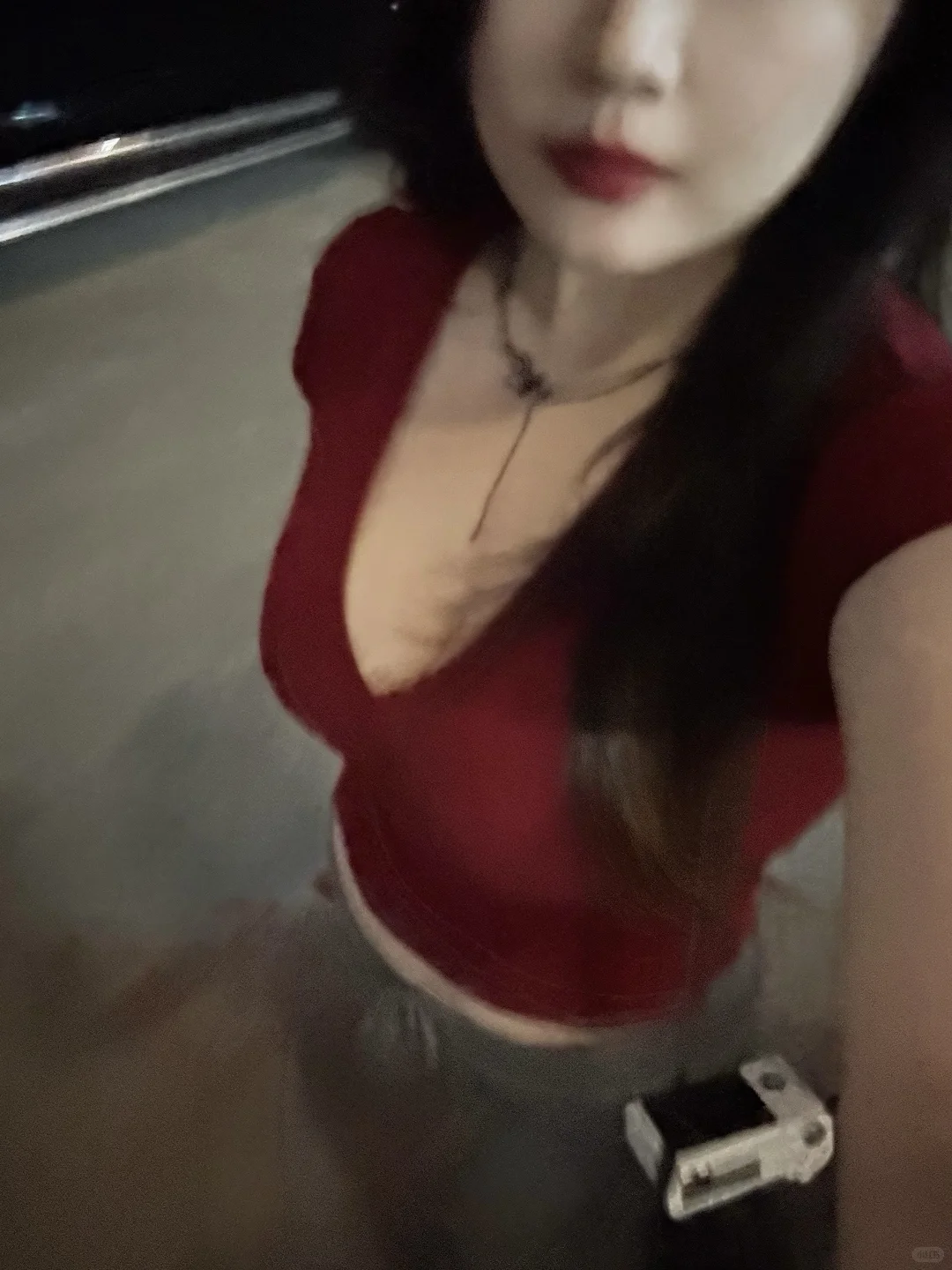 28岁小妈离异带俩娃
