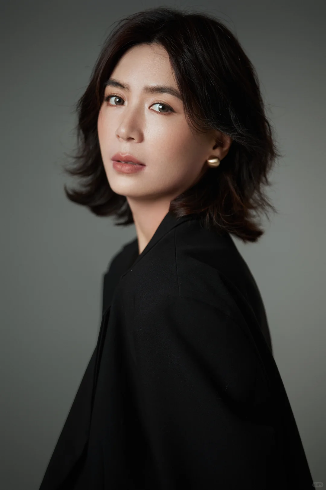 熟女肖像丨纯色之下是干练，光影之上是温柔