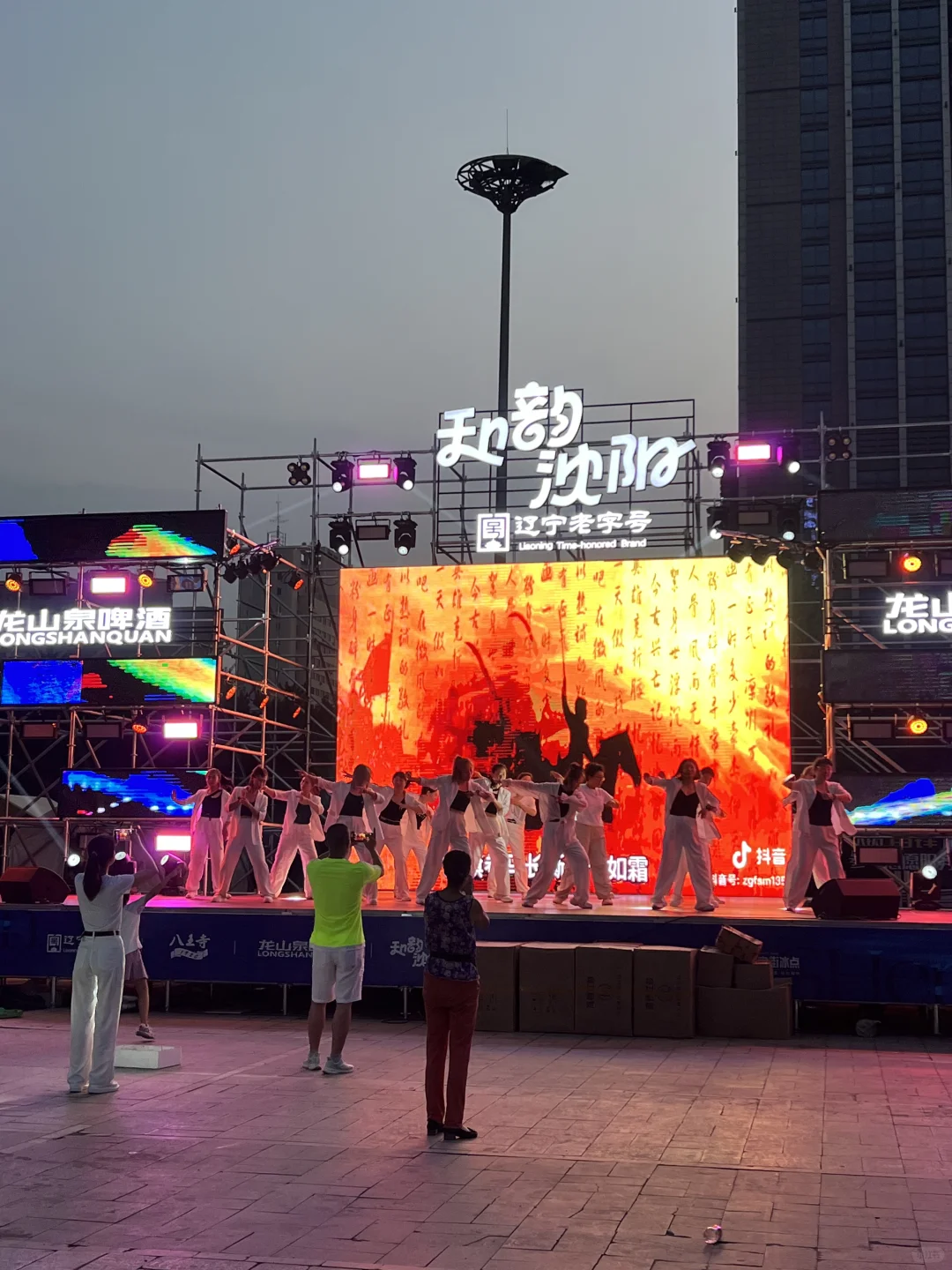 沈阳展览馆 这么多人在这干啥呢