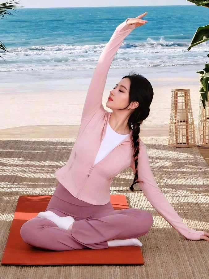 瑜伽服逐渐日常?来看看明星们的运动穿搭