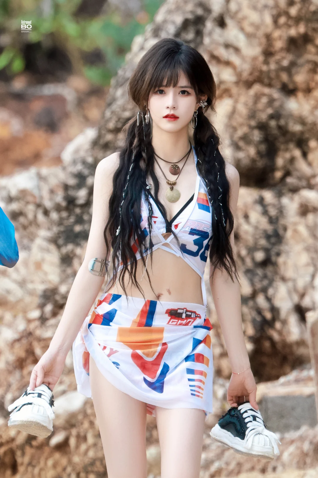 SNH48柏欣妤海边穿搭，夏日多巴胺代名词！