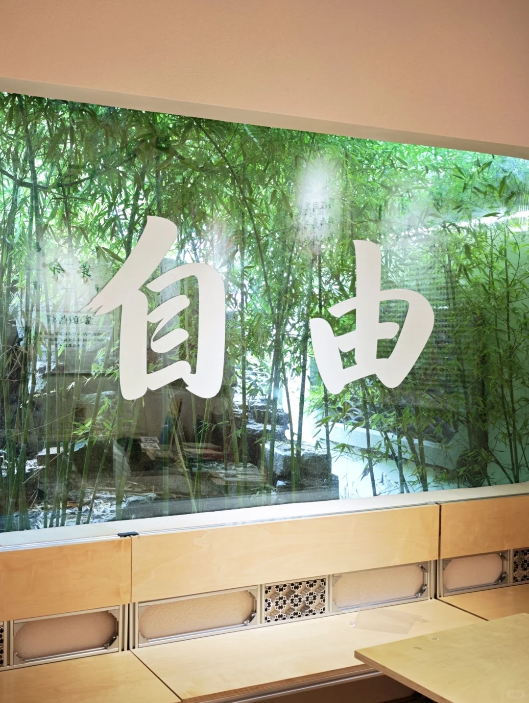 接下来的一个月，咖啡店里都是「爱」