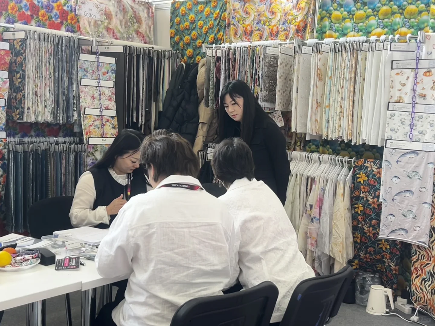 爆满预警！面料展现场人潮涌动，创意与商机?