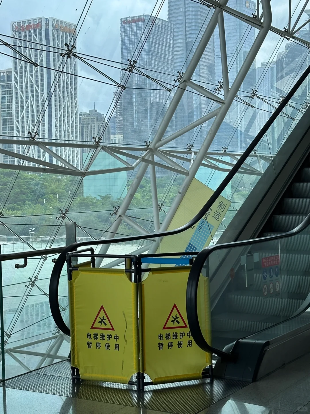 ?深圳市工业展览馆暴雷！4-9F封楼中速避坑！