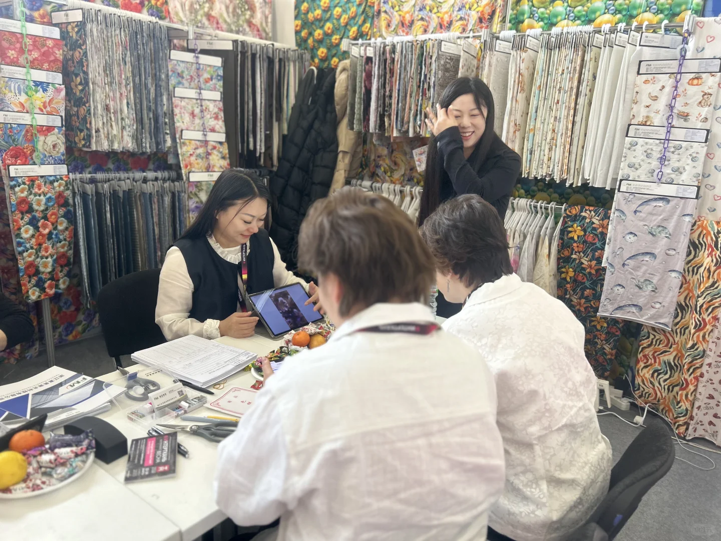 爆满预警！面料展现场人潮涌动，创意与商机?