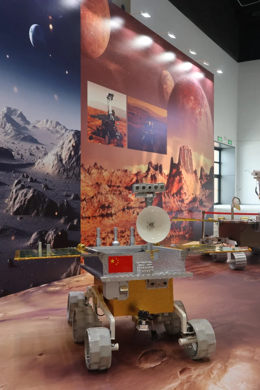 北京硬核新展！被歼20和机器狗帅到失语…