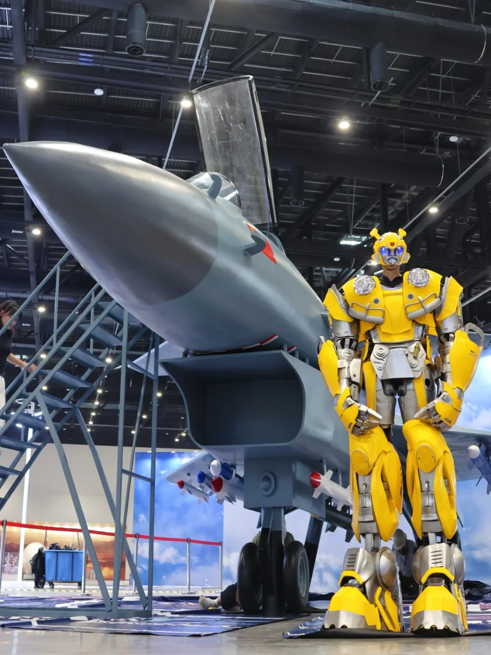 北京硬核新展！被歼20和机器狗帅到失语…