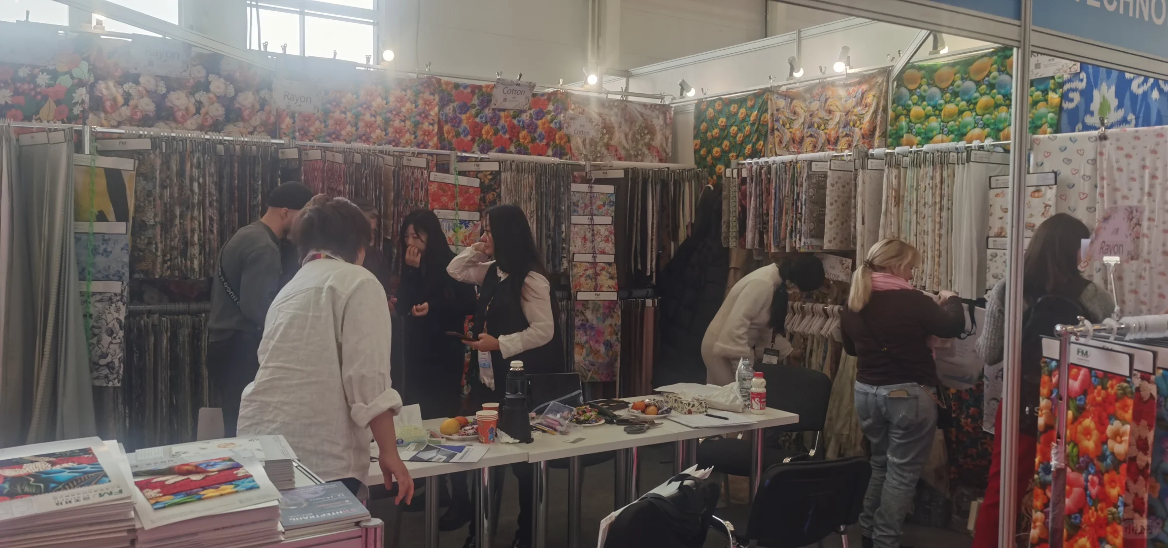 爆满预警！面料展现场人潮涌动，创意与商机?
