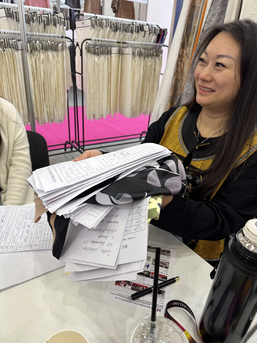 爆满预警！面料展现场人潮涌动，创意与商机?